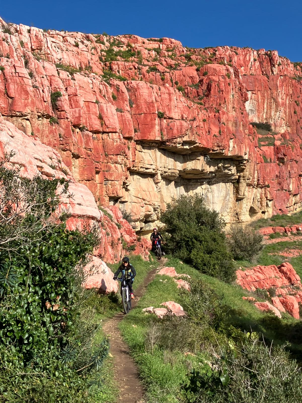 mer avec montagne derrière